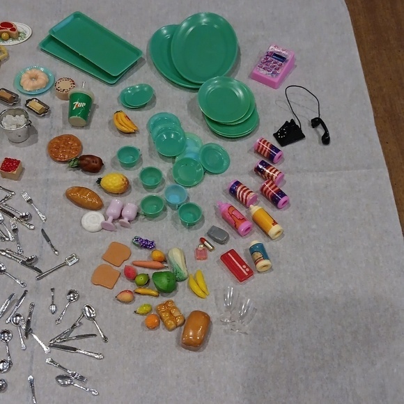 Small doll assortment of dishes and food items - Picture 3 of 7